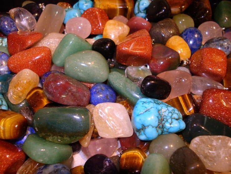 Χρώμα πέτρες ως μια τυχερή γοητεία